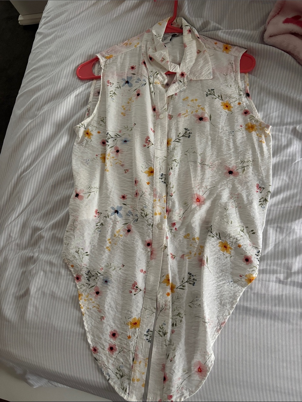 Sleeveless Floral Button-Up Blouse - White/Cream